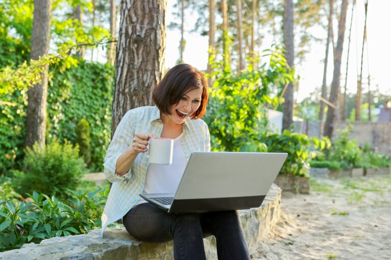 A „lassú érzelmek” hiánya és a PANAS-skála Beautiful emotional middle aged woman relaxing in garden with cup of tea and laptop