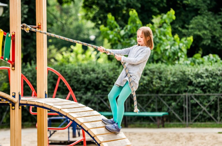 Analitikus szakasz: reklám és meggyőzés 8–10 éveseknél Child climbing with rope on playground