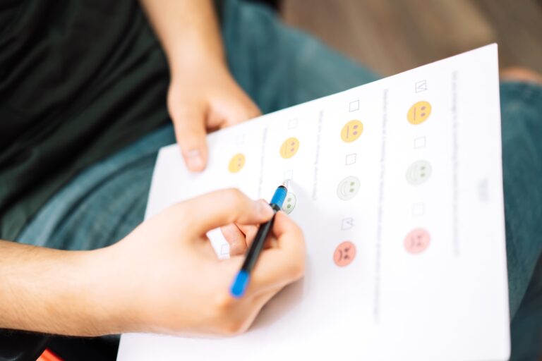 A marketingpszichológia alapvetése Man taking a psychological test with emoticons